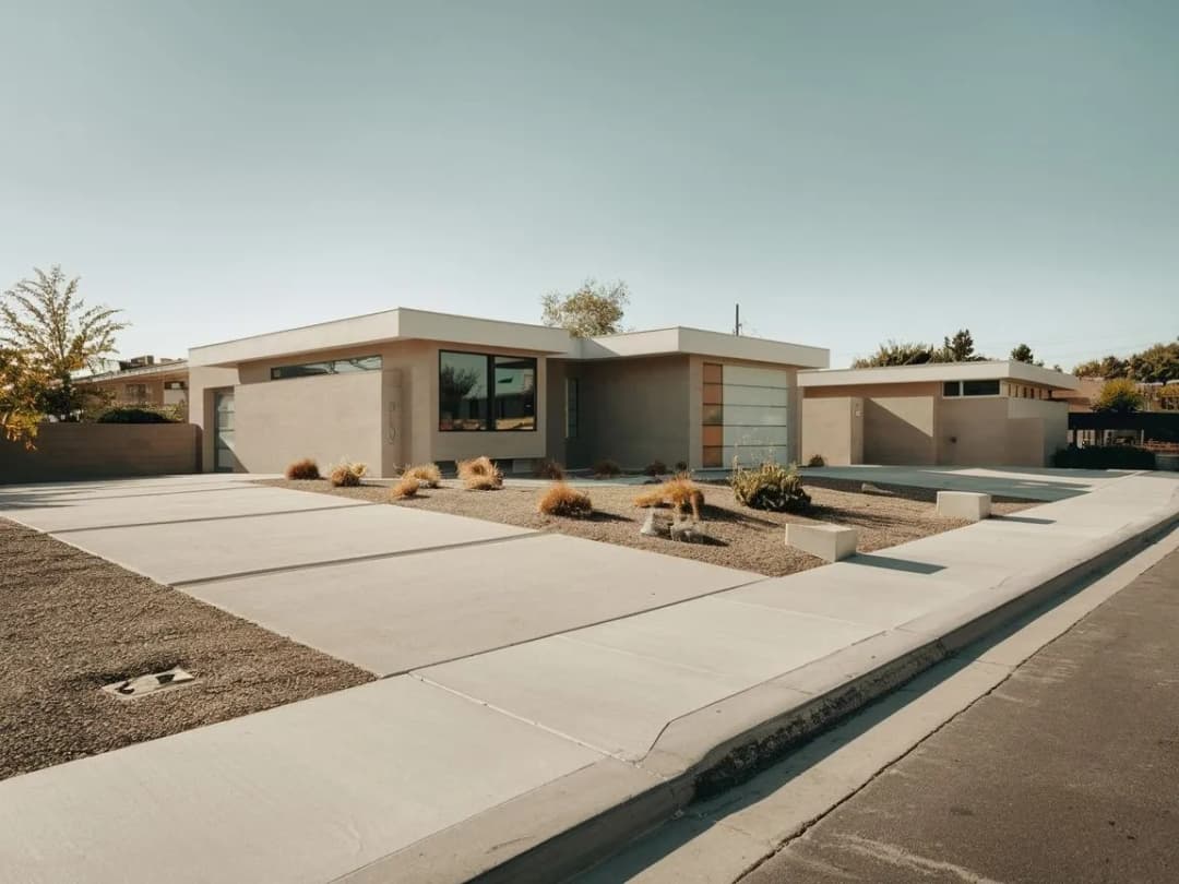 Jaką szerokość chodnika do domu wybrać, aby zapewnić komfort?