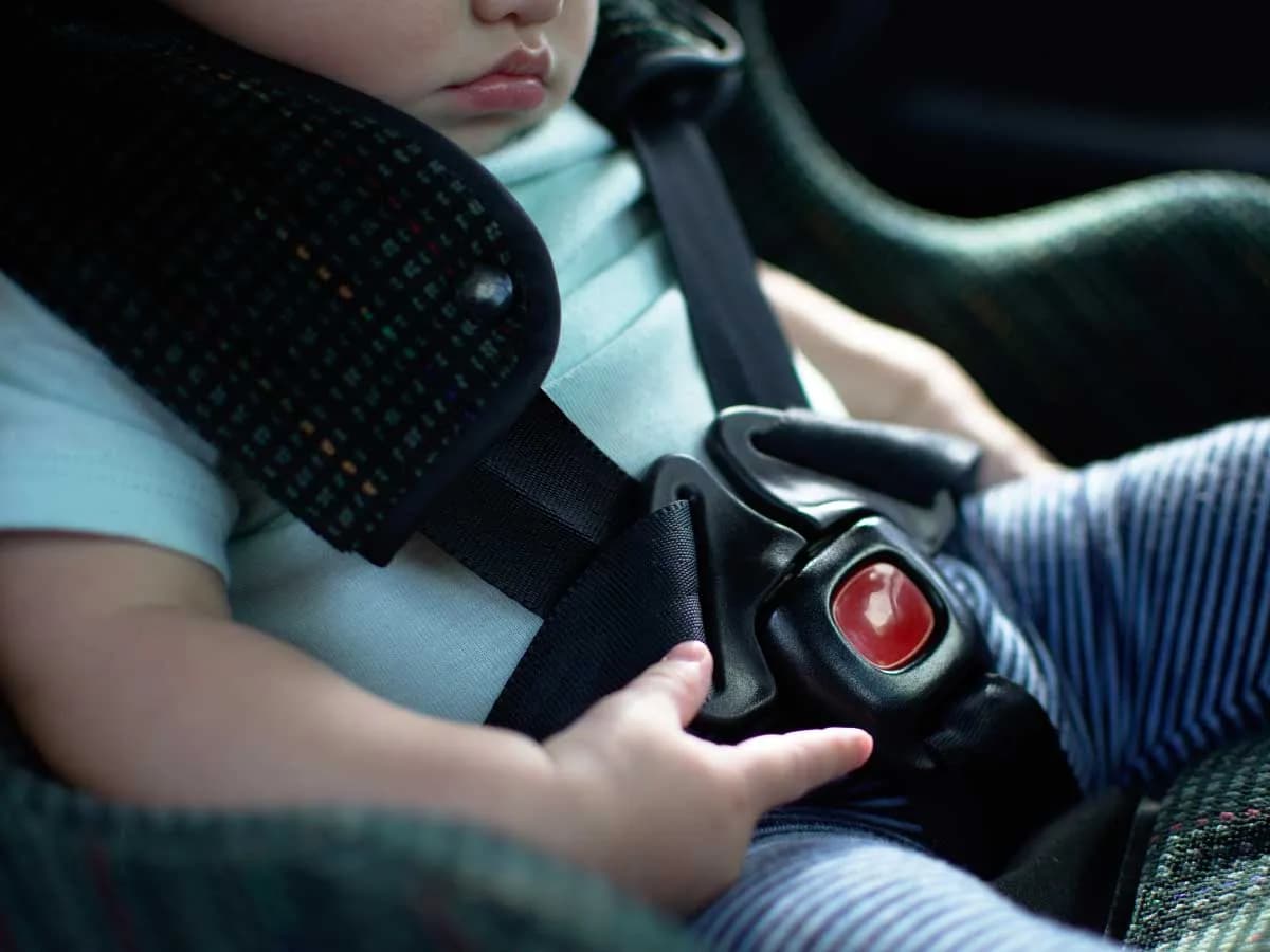 Wzrost bez fotelika – Jakie są przepisy i zalecenia dla dzieci w samochodach?