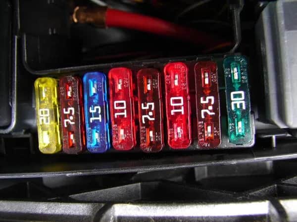 Jak sprawdzić bezpiecznik w samochodzie - poradnik i diagnostyka