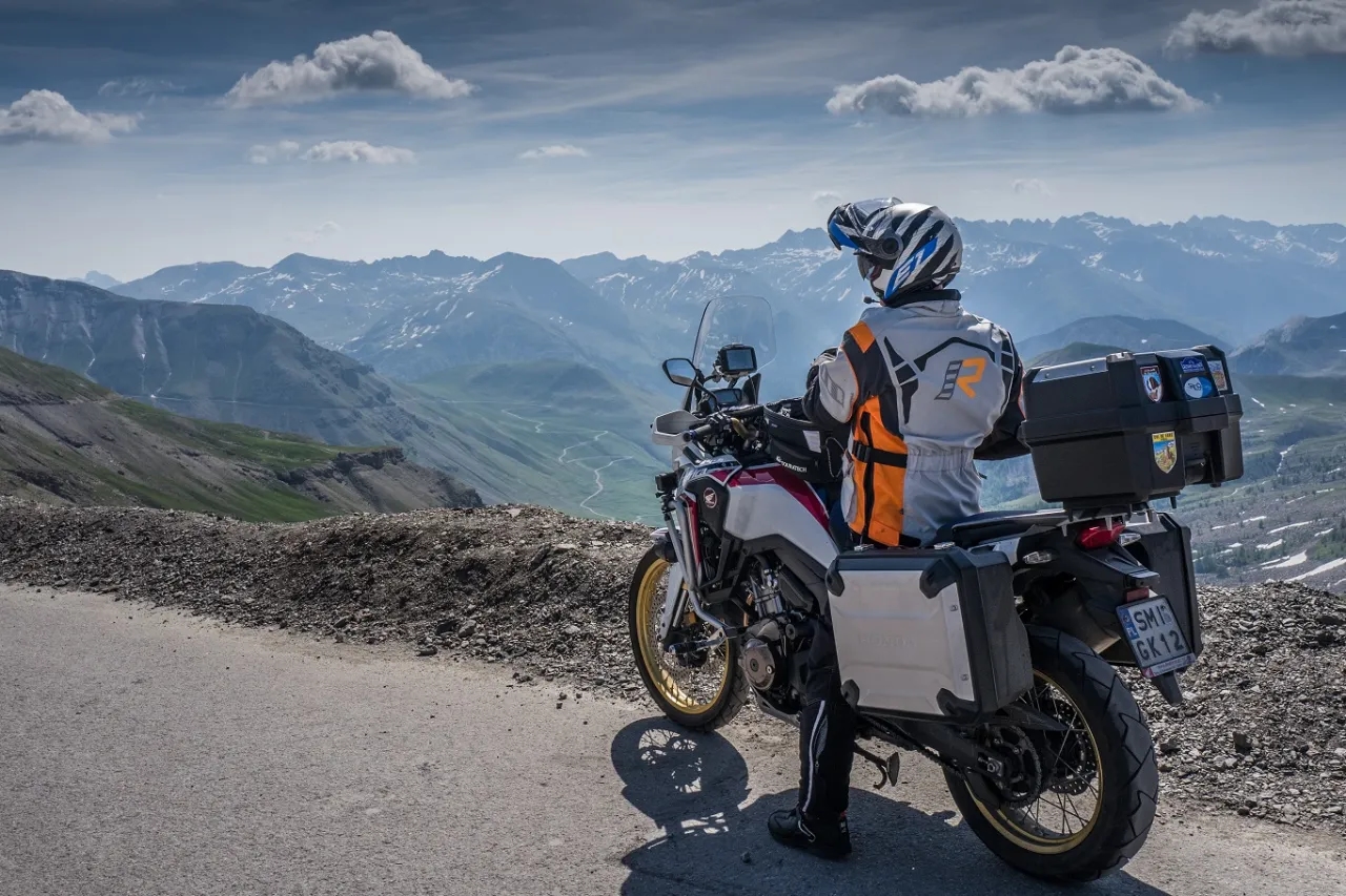 Najpiękniejsze trasy motocyklowe w Alpach - unikaj najgorszych błędów