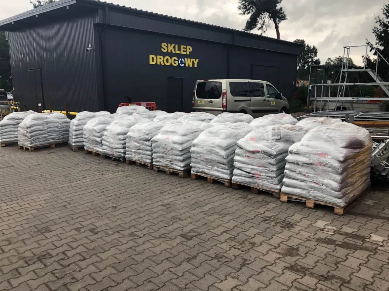 Ile kosztuje asfalt na podjazd? Poznaj ukryte koszty i oszczędności