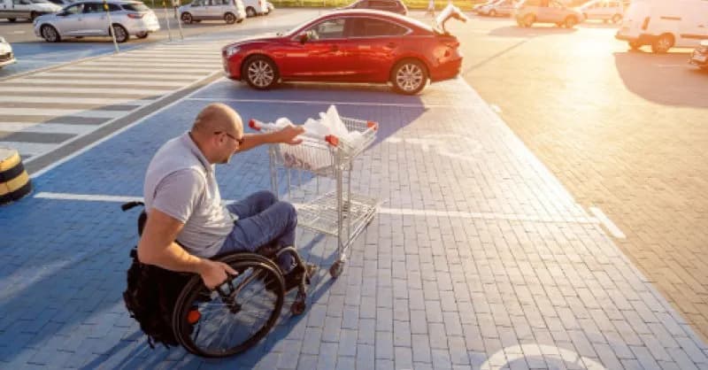 Ile miejsca na chodniku? Przepisy, które musisz znać, aby nie płacić kar