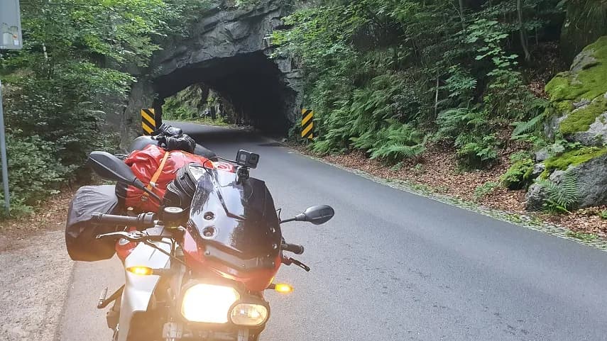 Śląsk na motocyklu: Najlepsze trasy, zakręty i atrakcje