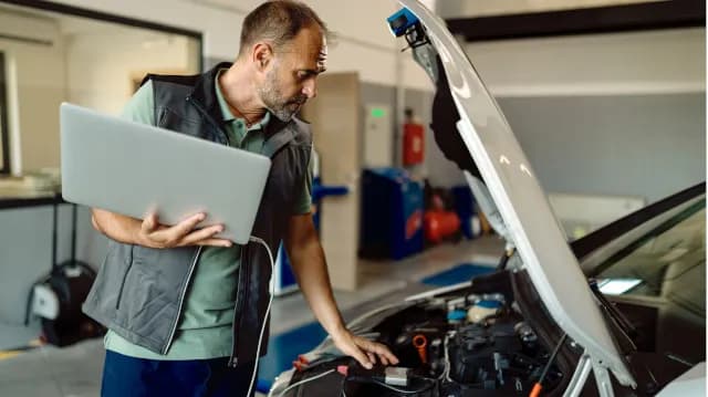 Kody błędów w samochodzie – co to jest i jak odczytać?