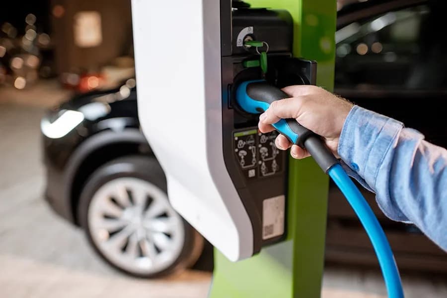 Ile kosztuje ładowanie samochodu elektrycznego: poznaj aktualne ceny