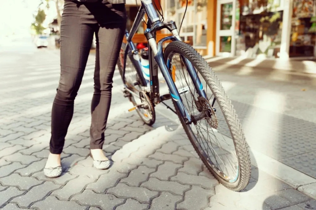 Czy bez karty rowerowej można jeździć po chodniku? Sprawdź przepisy!