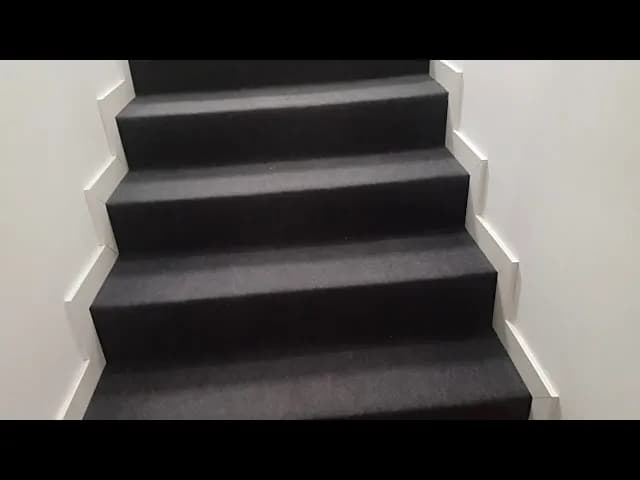 Jak zamocować chodnik na schodach, aby uniknąć niebezpieczeństw?