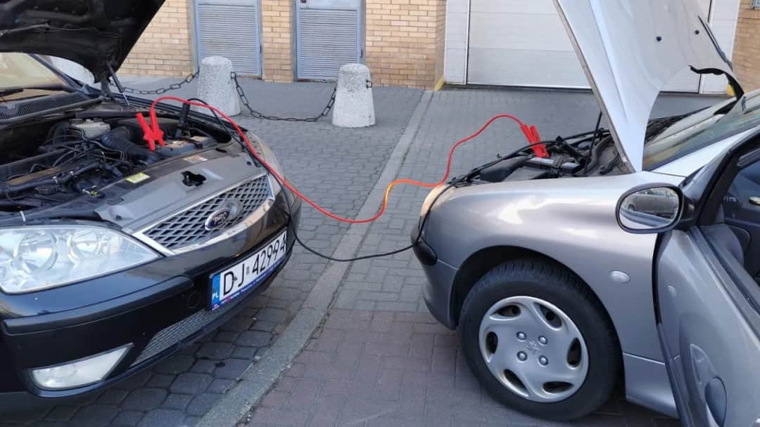 Jak odpalić samochód z kabli i uniknąć kosztownych problemów
