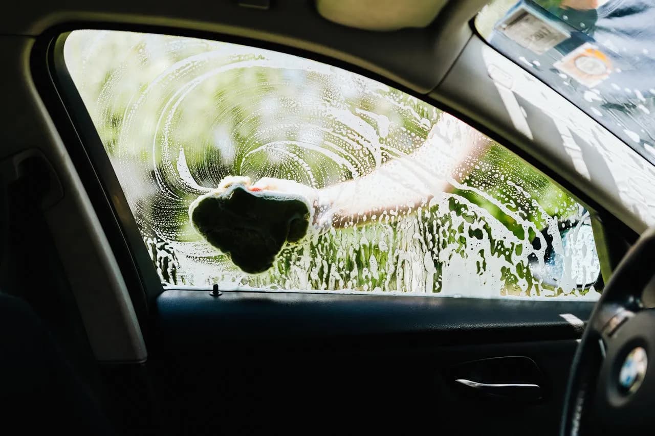 5 trików na szybkie sprzątanie auta przed podróżą