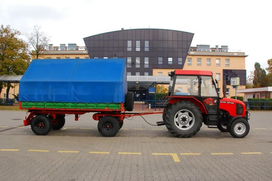 Jakie prawo jazdy na traktor z przyczepą? Kluczowe informacje i porady.