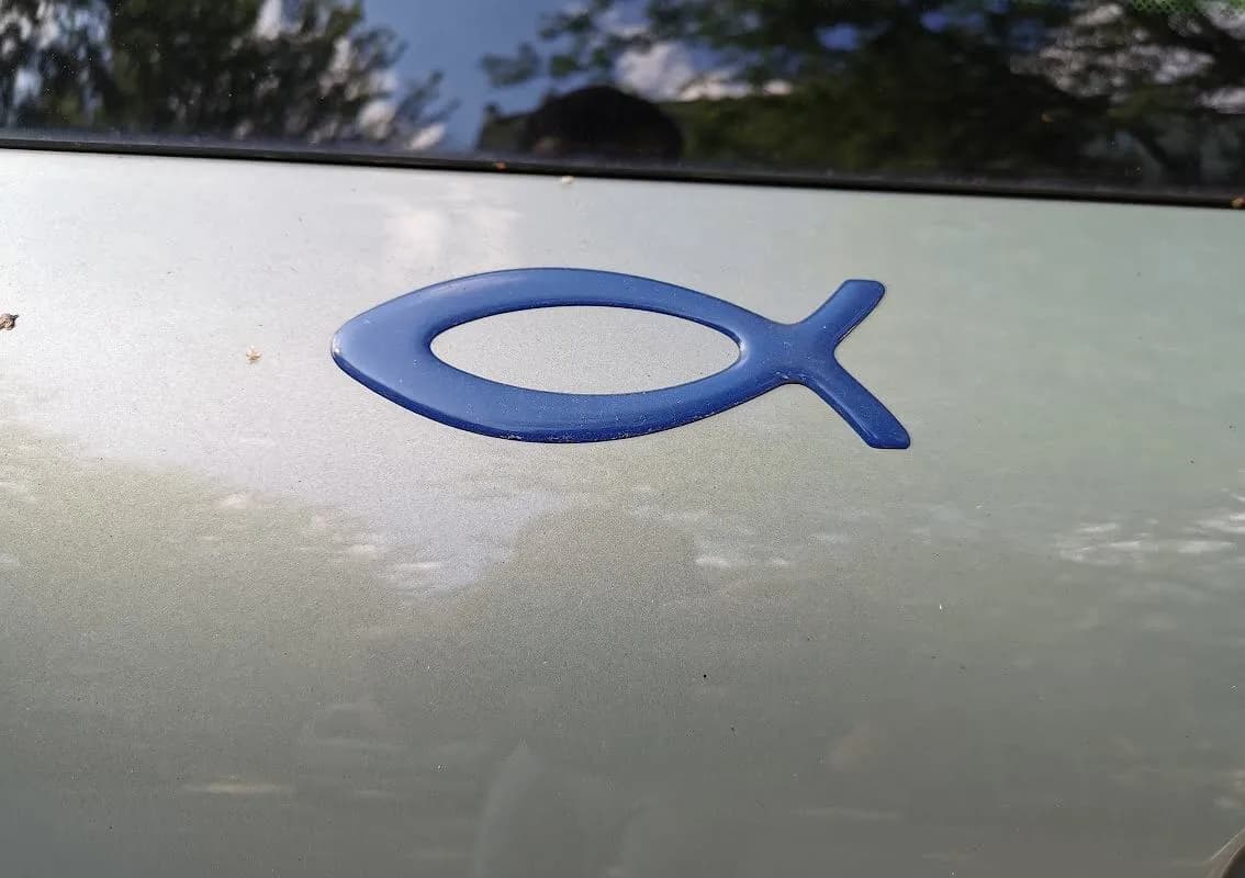 Co oznacza rybka na samochodzie? Symbolika i znaczenie w wierze