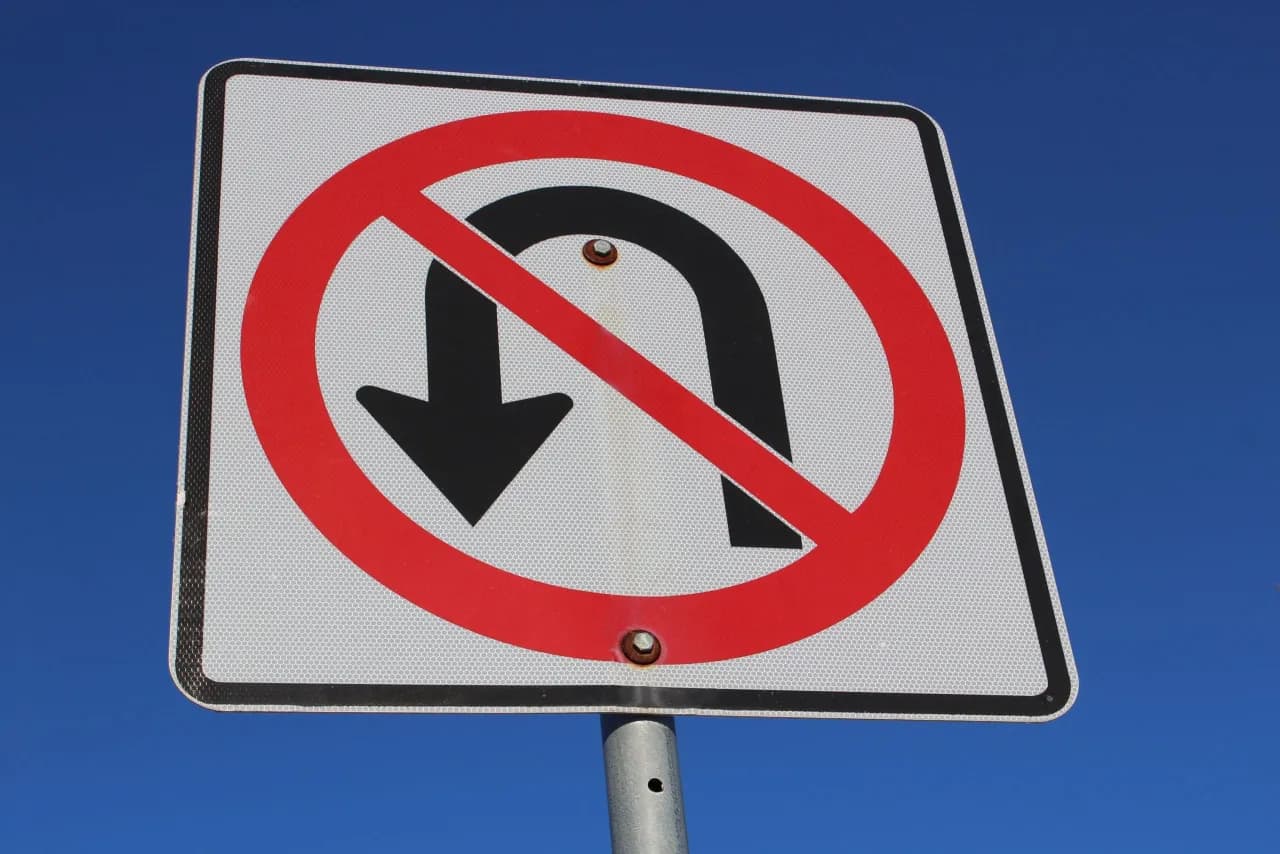 Zakaz zawracania dla ciężarówek: Przepisy i konsekwencje