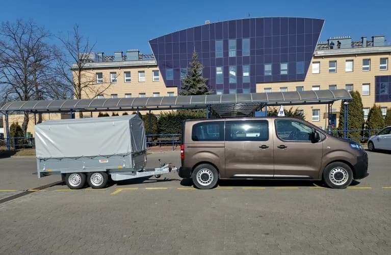 Prawo jazdy B+E - jakie uprawnienia i obowiązki na Ciebie czekają?