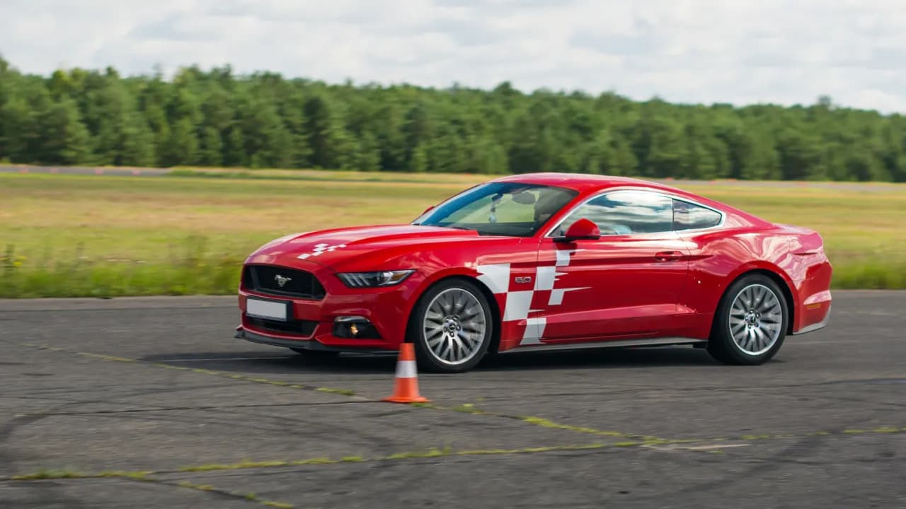Co pod choinkę dla fana aut? Jazda na torze jako świąteczny prezent