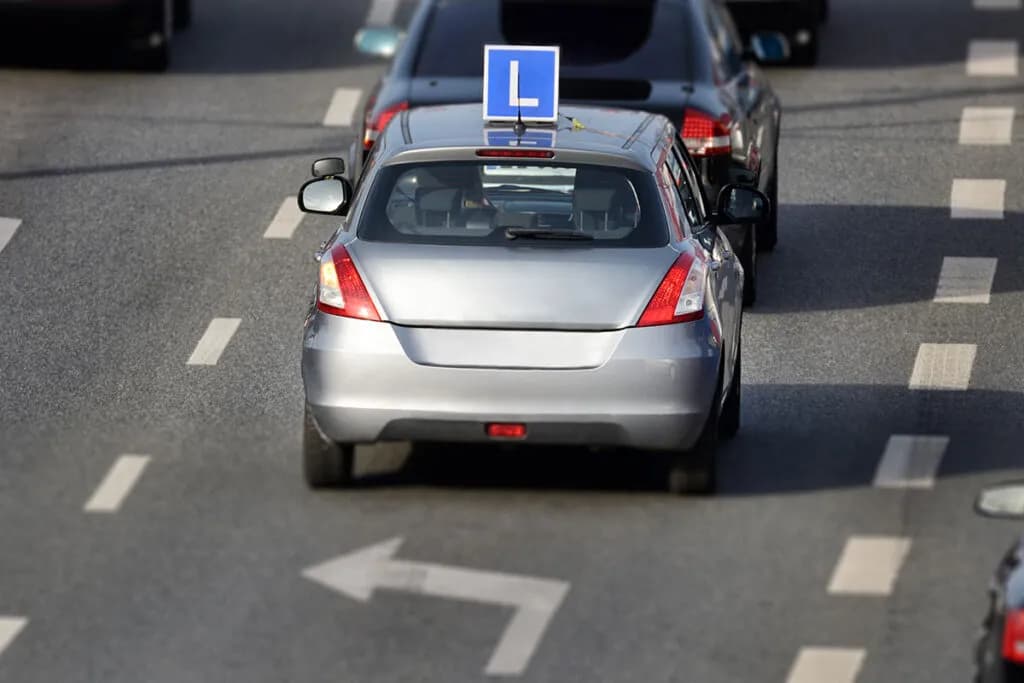 Ile kosztuje prawo jazdy kategorii AM? Wszystkie ukryte wydatki w Polsce