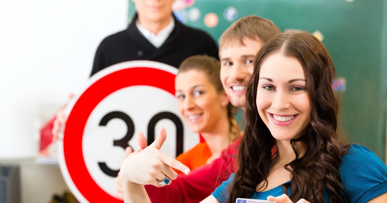 Czy trzeba chodzić na wykłady prawo jazdy? Poznaj ważne informacje