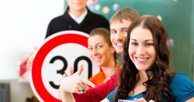 Czy trzeba chodzić na wykłady prawo jazdy? Poznaj ważne informacje