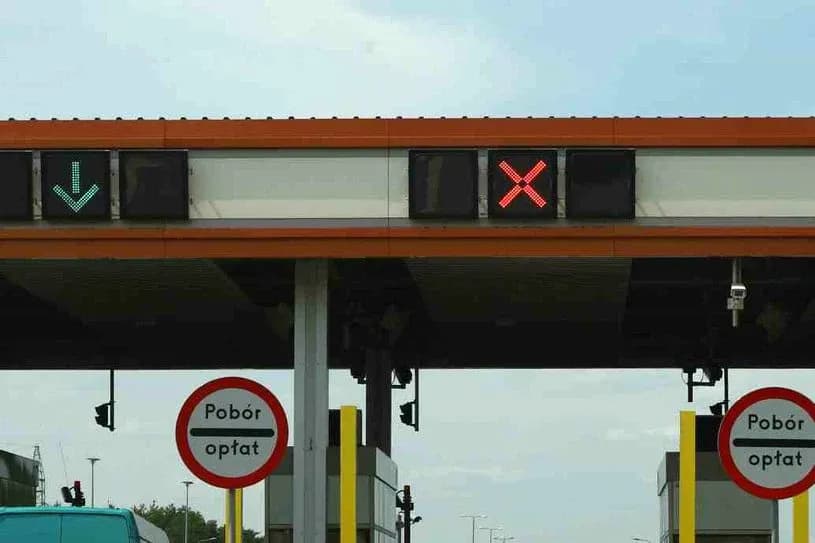 Znak drogowy X: Co oznacza i jak się zachować na drodze?