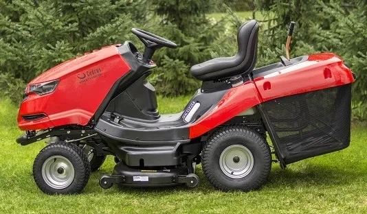 Czy traktorkiem kosiarka można jeździć po chodniku? Sprawdź przepisy