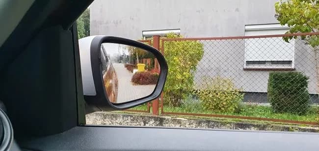 Jak bezpiecznie cofać na drodze? Przepisy i wskazówki