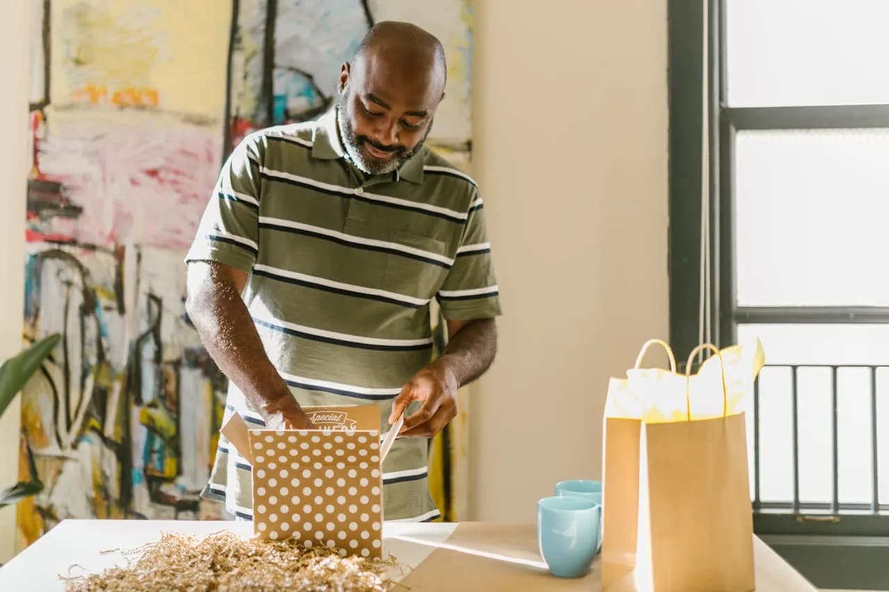 Praktyczne i solidne prezenty dla męża. Jak podarować coś, co faktycznie mu się sprawdzi?