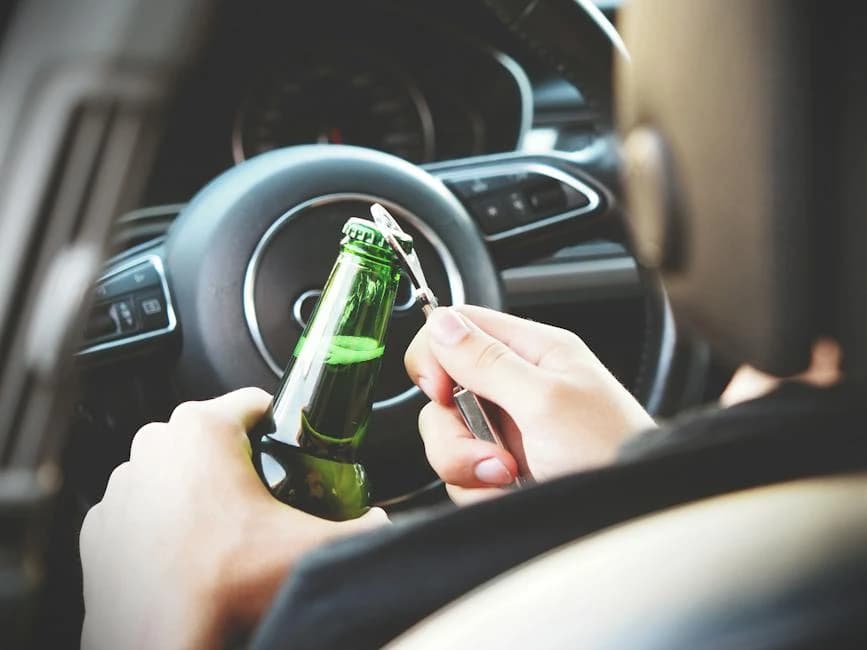 Spożywanie alkoholu a jazda samochodem – ile wynoszą limity w różnych krajach w Europie?