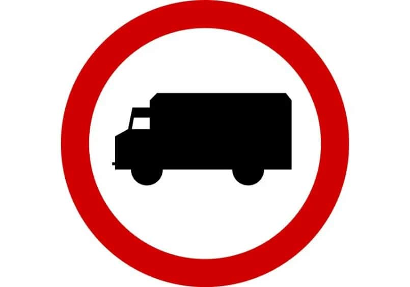 Znaki zakazu dla ciężarówek: co kierowca musi wiedzieć?
