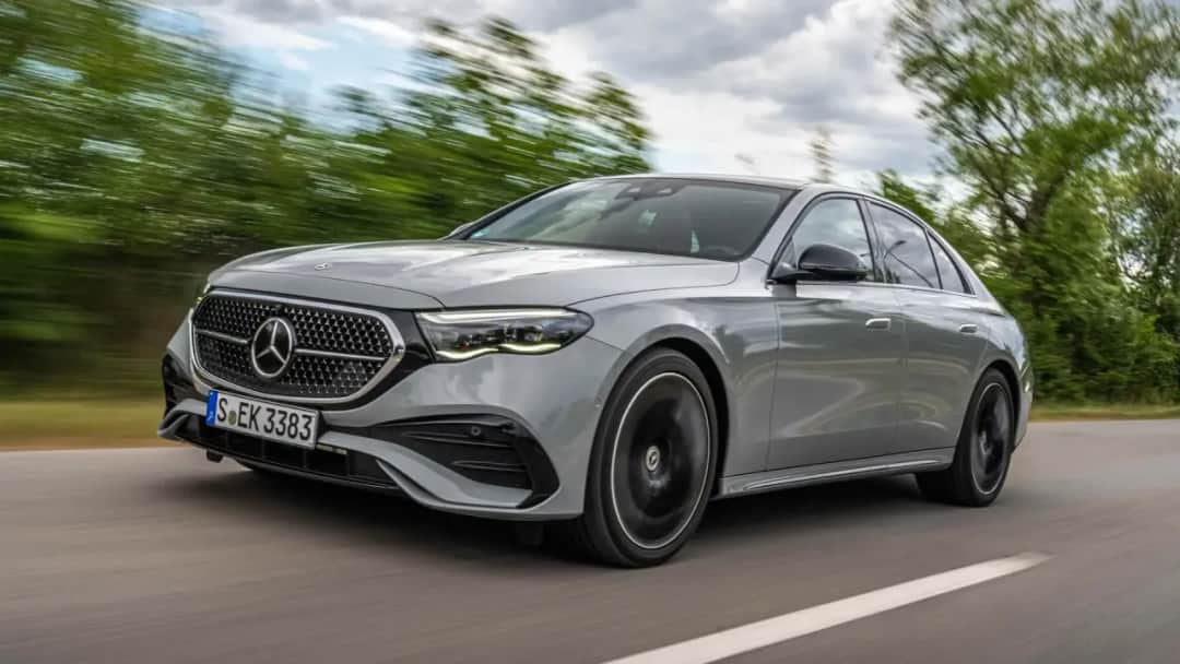 Mercedes-Benz Klasa E: Luksus, komfort i nowoczesne technologie w jednym.