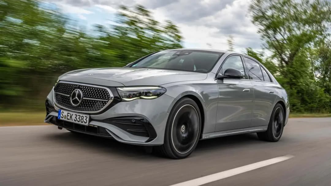 Mercedes-Benz Klasa E: Luksus, komfort i nowoczesne technologie w jednym.