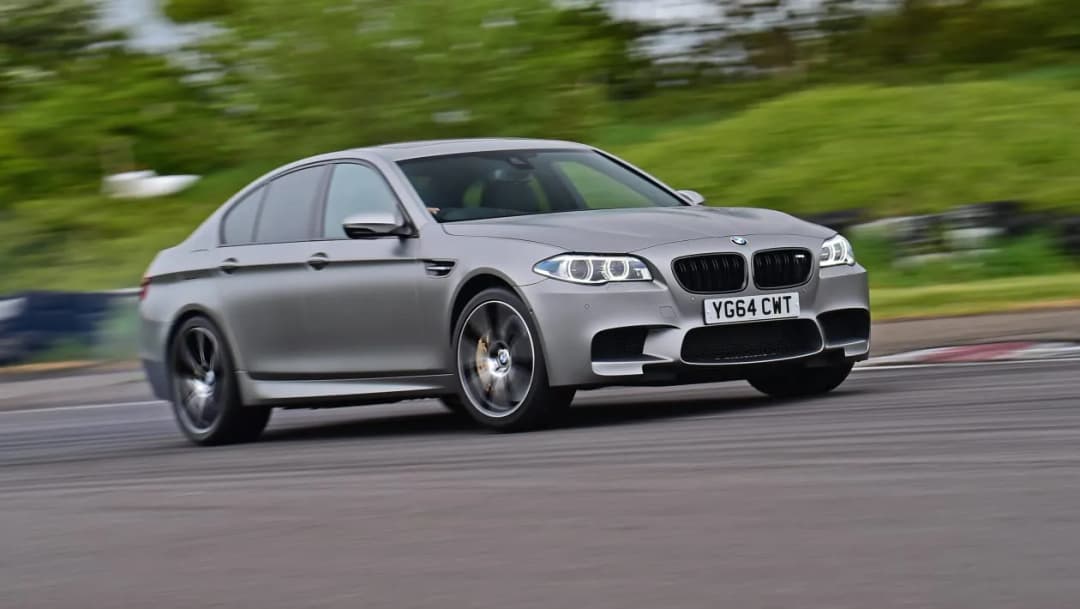 BMW M5 F10 – niezwykłe osiągi, luksus i technologie, które zachwycają