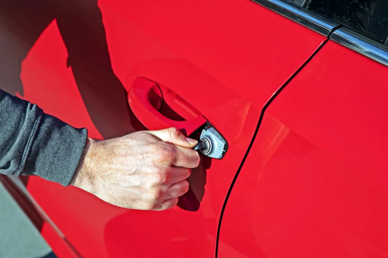 Jak otworzyć samochód bez kluczyka: 5 sprawdzonych sposobów awaryjnego wejścia